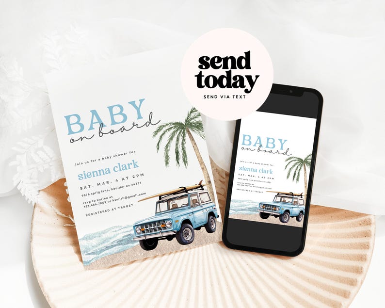 Puede incluir: Una invitaci&oacute;n de baby shower azul y blanca con una ilustraci&oacute;n de acuarela de un coche vintage azul con una tabla de surf en la parte superior. El texto de la invitaci&oacute;n dice "Baby on board" y "sienna clark".