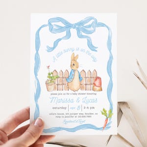 Invito per baby shower Peter Rabbit MODIFICABILE, invito acquerello coniglietto rustico, fiocco blu fiocco primavera giardino Pasqua, download immediato