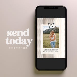 Pode incluir: Um smartphone exibe uma foto de formatura com um la&ccedil;o preto e listras verticais marrons. A foto apresenta uma mulher em um top branco e jeans. O texto no telefone diz "send today" e "send via text."