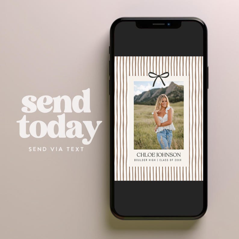 Pode incluir: Um smartphone exibe uma foto de formatura com um la&ccedil;o preto e listras verticais marrons. A foto apresenta uma mulher em um top branco e jeans. O texto no telefone diz "send today" e "send via text."