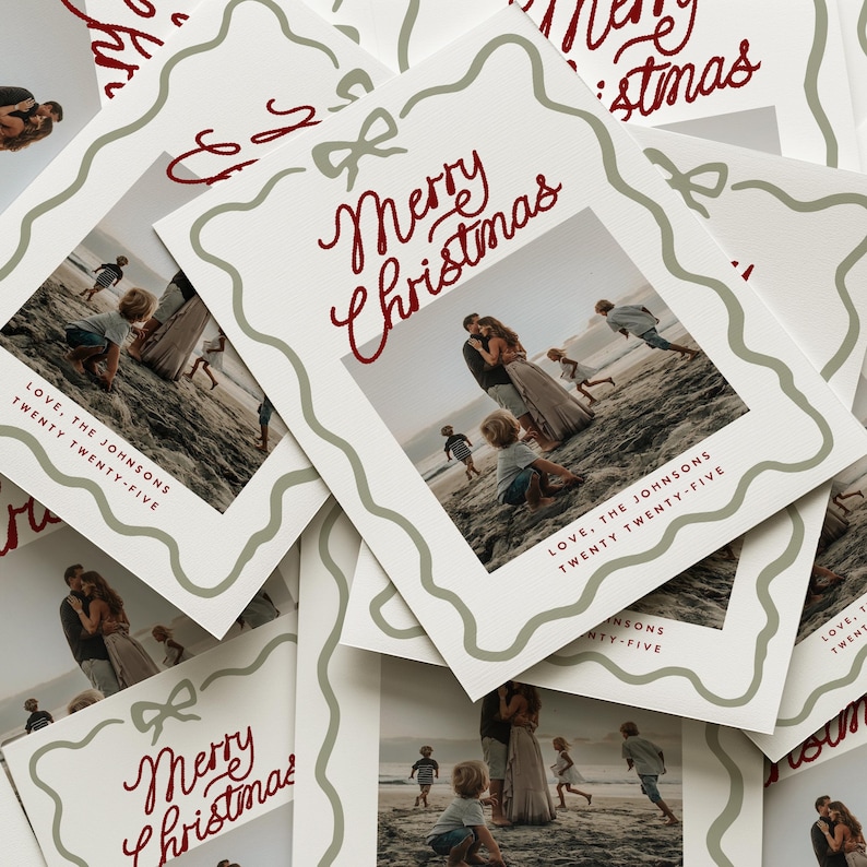 Pode incluir: Cart&otilde;es de Natal brancos com foto de fam&iacute;lia. Os cart&otilde;es t&ecirc;m uma inscri&ccedil;&atilde;o vermelha "Merry Christmas" e uma borda verde ondulada. A foto mostra uma fam&iacute;lia na praia. O texto na parte inferior diz "Love, The Johnsons Twenty Twenty-Five".