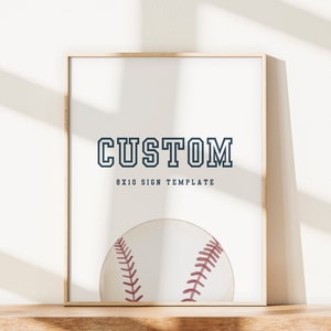 Peut inclure: Un mod&egrave;le de panneau personnalis&eacute; de 8x10 pouces avec le mot "CUSTOM" en bleu marine. Le panneau pr&eacute;sente un graphique de baseball avec des coutures rouges.