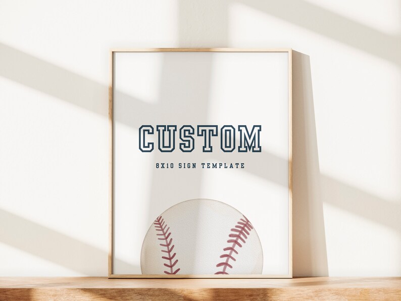 Peut inclure: Un mod&egrave;le de panneau personnalis&eacute; de 8x10 pouces avec le mot "CUSTOM" en bleu marine. Le panneau pr&eacute;sente un graphique de baseball avec des coutures rouges.