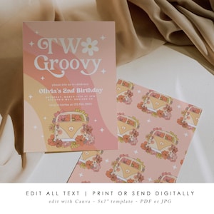 Puede incluir: Una invitaci&oacute;n rosa y naranja con una fuente groovy y una camioneta vintage cubierta de flores. El texto dice "TW Groovy. Por favor, &uacute;nase a nosotros para celebrar el 2&ordm; cumplea&ntilde;os de Olivia. S&aacute;bado, 10 de marzo a las 3:00 p. m. 576 Sprig Way, Boulder CO. RSVP a Karlee al 123.456.7890."