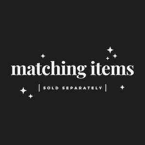 以下が含まれることがあります： 黒い背景に白い文字で「matching items」と表示され、その下に「SOLD SEPARATELY」という文字が中央に配置されています。テキストは小さな白い星で囲まれています。