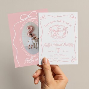 Puede incluir: Dos invitaciones de cumpleaños rosas. Una presenta una foto de una niña con un globo rosa con el número dos. La otra dice "have your cake & eat it" y los detalles del segundo cumpleaños de Holly.