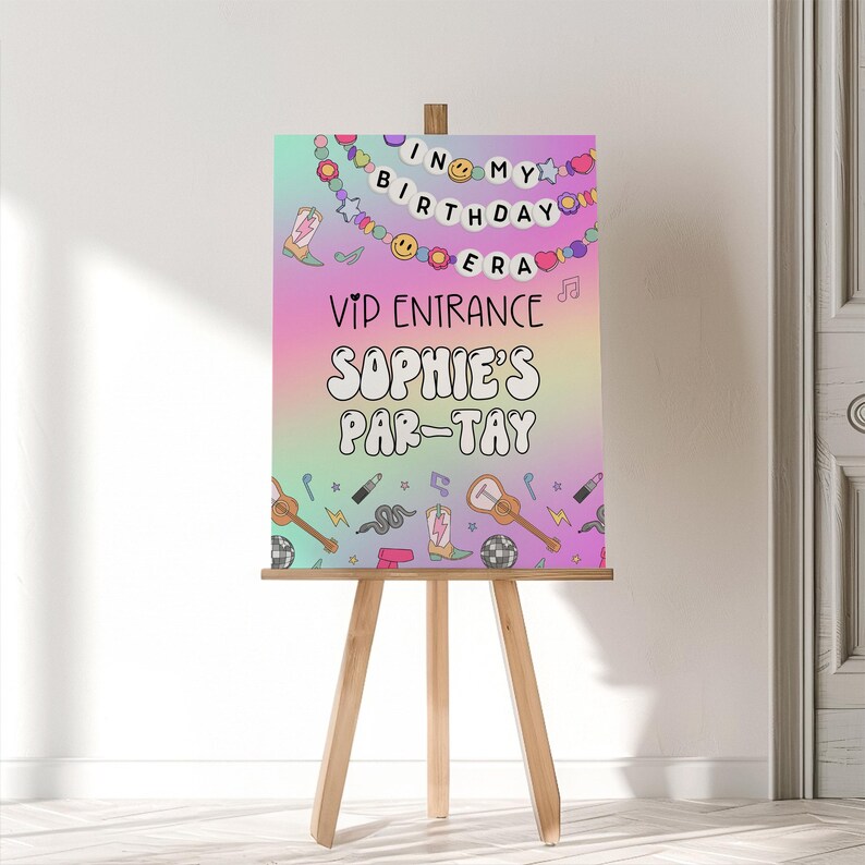 Puede incluir: Un letrero de fiesta colorido sobre un caballete de madera. El letrero presenta el texto "In My Birthday Era" y "VIP Entrance Sophie's Par-tay" en una fuente divertida. Los elementos decorativos incluyen notas musicales, guitarras y botas de vaquero.