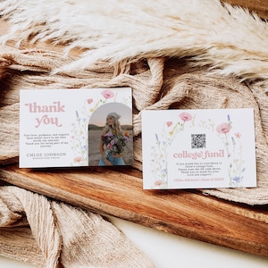 Puede incluir: Dos tarjetas de agradecimiento de graduaci&oacute;n con dise&ntilde;os florales. Una tarjeta dice "gracias" con una foto de una graduada. La otra tarjeta dice "fondo universitario" con un c&oacute;digo QR y texto. Ambas tarjetas tienen un esquema de color rosa y blanco.