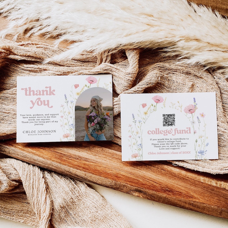Puede incluir: Dos tarjetas de agradecimiento de graduaci&oacute;n con dise&ntilde;os florales. Una tarjeta dice "gracias" con una foto de una graduada. La otra tarjeta dice "fondo universitario" con un c&oacute;digo QR y texto. Ambas tarjetas tienen un esquema de color rosa y blanco.