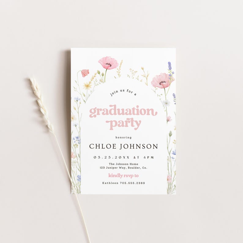 Puede incluir: Una invitaci&oacute;n blanca para una fiesta de graduaci&oacute;n con detalles florales. La invitaci&oacute;n presenta el texto "graduation party" en rosa, junto con el nombre del homenajeado, la fecha, la hora y el lugar. Delicadas flores y vegetaci&oacute;n enmarcan el texto.