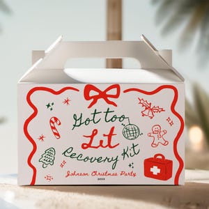 Puede incluir: Caja de cart&oacute;n blanca con un dise&ntilde;o rojo y verde. La caja tiene un asa y dice "Got too Lit Recovery Kit" y "Johnson Christmas Party 2023".