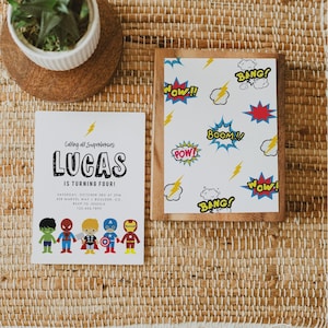Puede incluir: Una tarjeta de invitación de cumpleaños rectangular con el texto Calling all Superheroes LUCAS IS TURNING FOUR, detalles del evento y cinco figuras de superhéroes, junto a una tarjeta a juego con efectos de sonido de cómic y rayos.