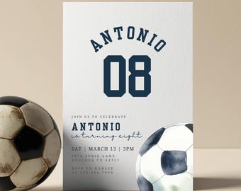 Puede incluir: Una invitación de cumpleaños azul y blanca con un gráfico de balón de fútbol. La invitación dice "Antonio cumple ocho años" e incluye la fecha, la hora y el lugar de la fiesta. También se incluye la información de RSVP.