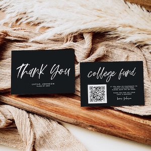 K&ouml;nnte beinhalten: Zwei schwarze Karten mit wei&szlig;em Text. Die erste Karte sagt "Danke" mit dem Namen Lucas Johnson und der Klasse von 20xx. Die zweite Karte sagt "College-Fonds" mit einem QR-Code und einer Nachricht, den Code zu scannen, um zum College-Fonds von Lucas beizutragen. Der Text sagt auch "Vielen Dank f&uuml;r all eure Liebe und Unterst&uuml;tzung!" und ist mit "Lucas Johnson" unterschrieben.