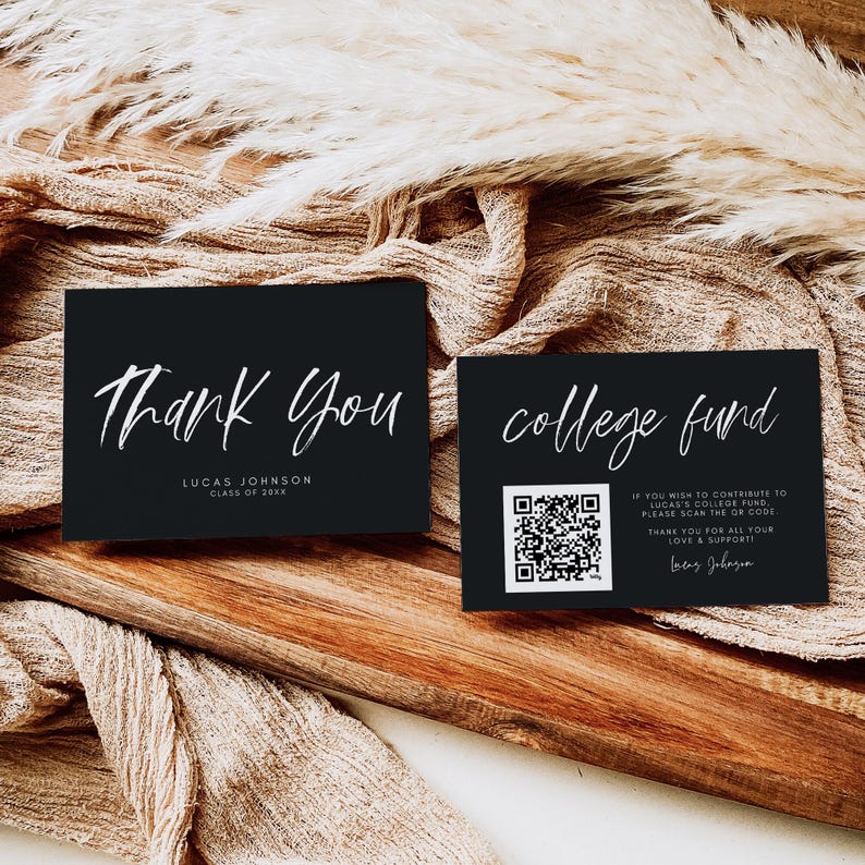 K&ouml;nnte beinhalten: Zwei schwarze Karten mit wei&szlig;em Text. Die erste Karte sagt "Danke" mit dem Namen Lucas Johnson und der Klasse von 20xx. Die zweite Karte sagt "College-Fonds" mit einem QR-Code und einer Nachricht, den Code zu scannen, um zum College-Fonds von Lucas beizutragen. Der Text sagt auch "Vielen Dank f&uuml;r all eure Liebe und Unterst&uuml;tzung!" und ist mit "Lucas Johnson" unterschrieben.