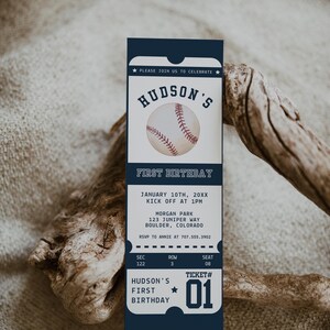 K&ouml;nnte beinhalten: Eine blaue und wei&szlig;e Baseball-Ticket-Einladung zu einer ersten Geburtstagsfeier. Das Ticket lautet "Hudson's First Birthday" und enth&auml;lt Datum, Uhrzeit und Ort der Feier. Das Ticket hat auch eine Baseball-Grafik und den Text "Ticket # 01".