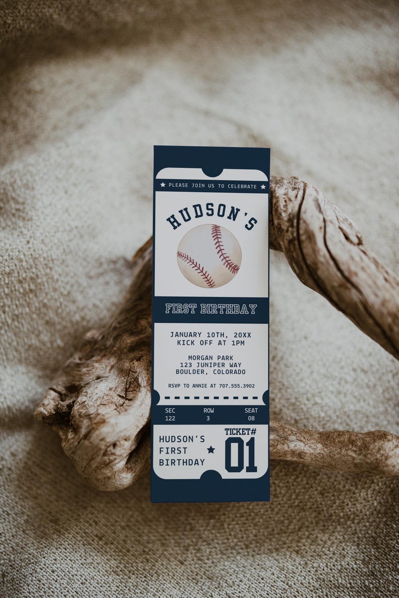 K&ouml;nnte beinhalten: Eine blaue und wei&szlig;e Baseball-Ticket-Einladung zu einer ersten Geburtstagsfeier. Das Ticket lautet "Hudson's First Birthday" und enth&auml;lt Datum, Uhrzeit und Ort der Feier. Das Ticket hat auch eine Baseball-Grafik und den Text "Ticket # 01".