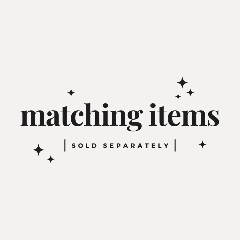 K&ouml;nnte beinhalten: Schwarzwei&szlig;es Grafikdesign mit dem Text "matching items" und "sold separately" mit kleinen Stern-Akzenten.