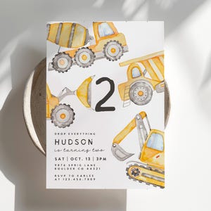 Könnte beinhalten: Eine Geburtstagseinladung mit Aquarellzeichnungen von gelben und grauen Baumaschinen. Die Zahl "2" ist prominent, mit Veranstaltungsdetails, dem Namen "HUDSON" und RSVP-Informationen.