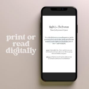 Może przedstawiać: Czarny smartfon wyświetla cyfrowy dokument zatytułowany "Night 1 - The Promise". Tekst zawiera werset biblijny i zachęty do refleksji. Tło jest w neutralnym kolorze. Po lewej stronie znajdują się słowa "print or read digitally".