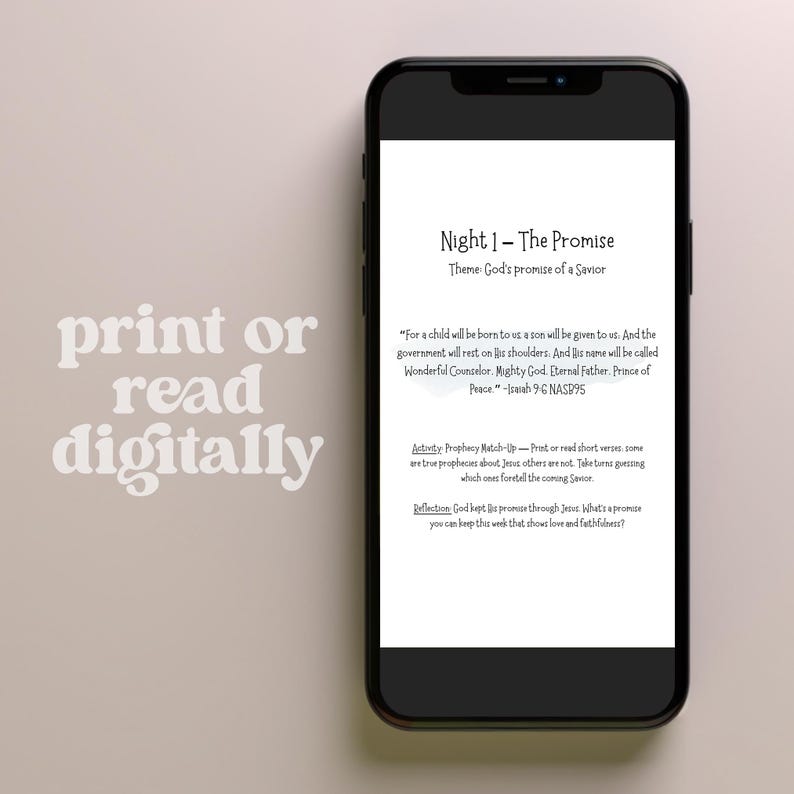 Może przedstawiać: Czarny smartfon wyświetla cyfrowy dokument zatytułowany "Night 1 - The Promise". Tekst zawiera werset biblijny i zachęty do refleksji. Tło jest w neutralnym kolorze. Po lewej stronie znajdują się słowa "print or read digitally".
