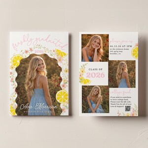 K&ouml;nnte beinhalten: Abschlussank&uuml;ndigung mit einem Foto einer Frau in einem blauen Kleid. Das Design enth&auml;lt Blumen- und Zitronenmotive mit dem Text "freshly graduated 2026" und "Class of 2026". Enth&auml;lt Veranstaltungsdetails und einen QR-Code f&uuml;r einen College-Fonds.