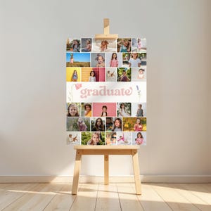 Puede incluir: Un caballete de madera exhibe un collage de fotos con m&uacute;ltiples fotos peque&ntilde;as de ni&ntilde;os. La palabra "graduate" est&aacute; escrita en una fuente rosa retro. El caballete es de madera clara y se encuentra sobre un suelo de madera.