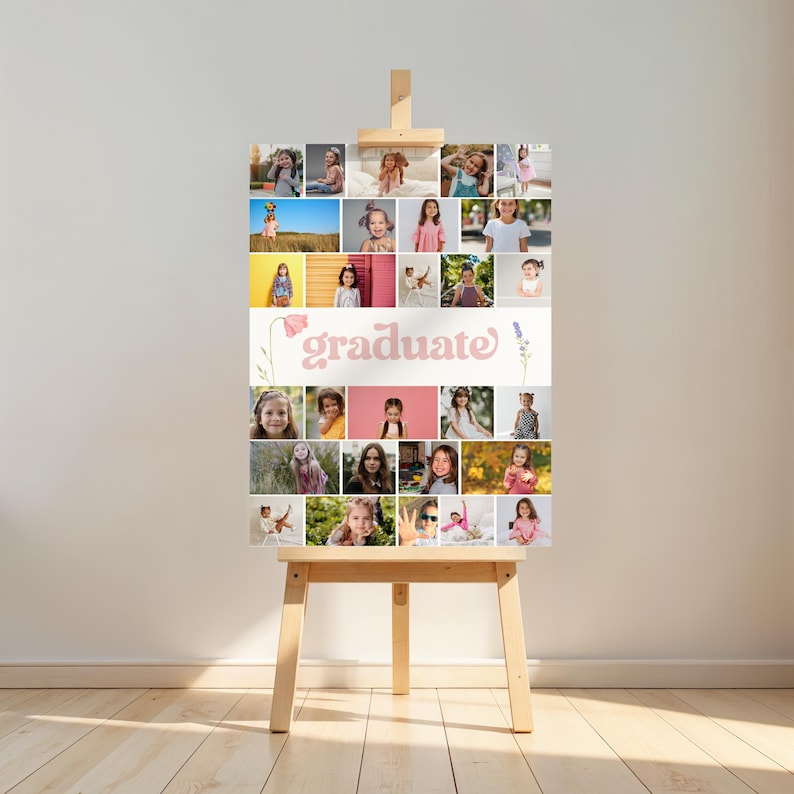 Puede incluir: Un caballete de madera exhibe un collage de fotos con m&uacute;ltiples fotos peque&ntilde;as de ni&ntilde;os. La palabra "graduate" est&aacute; escrita en una fuente rosa retro. El caballete es de madera clara y se encuentra sobre un suelo de madera.