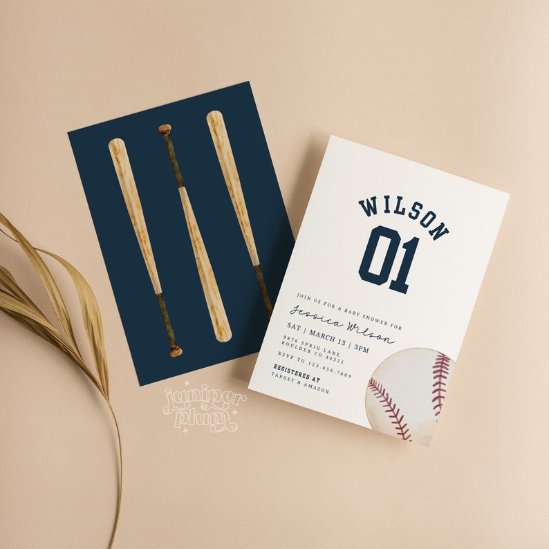 Peut inclure: Une invitation de f&ecirc;te pr&eacute;natale blanche avec du texte bleu qui dit "WILSON 01" et un graphique de baseball. L'invitation comprend des d&eacute;tails pour la f&ecirc;te pr&eacute;natale, y compris la date, l'heure, le lieu et les informations RSVP. L'invitation comprend &eacute;galement le texte "REGISTERED AT TARGET & AMAZON".