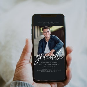 Op de afbeelding: Een zwart-witte afstudeeruitnodiging op het scherm van een smartphone. De uitnodiging bevat een foto van een jonge man in een zwart shirt, de tekst "graduate" in wit schrift en de tekst "Please join us to celebrate Lucas Johnson's Graduation" in wit.