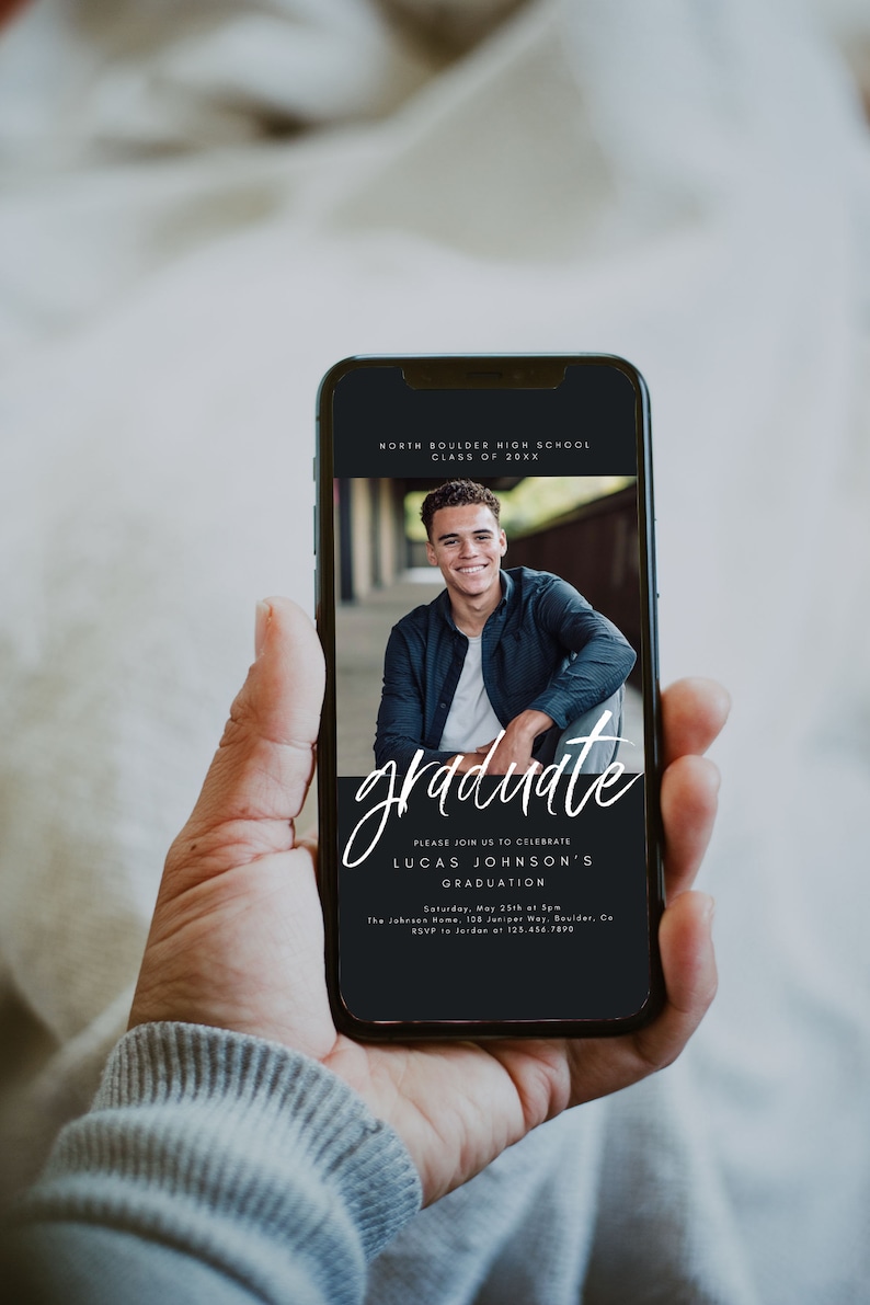 Op de afbeelding: Een zwart-witte afstudeeruitnodiging op het scherm van een smartphone. De uitnodiging bevat een foto van een jonge man in een zwart shirt, de tekst "graduate" in wit schrift en de tekst "Please join us to celebrate Lucas Johnson's Graduation" in wit.