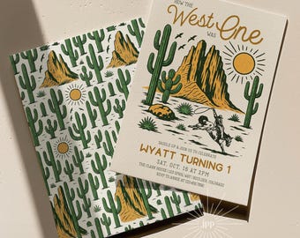 Può includere: Due biglietti a tema deserto. Un biglietto presenta un cowboy che cattura un cavallo con il lazo, cactus e il testo "How the West One Was" e "Wyatt Turning 1". L'altro biglietto ha un motivo ripetuto di cactus, soli e montagne desertiche.