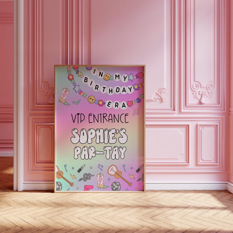 Puede incluir: Un p&oacute;ster enmarcado con un dise&ntilde;o colorido para una fiesta de cumplea&ntilde;os. El p&oacute;ster dice "In My Birthday Era" y "VIP Entrance Sophie's Par-Tay". El dise&ntilde;o incluye notas musicales, botas de vaquero y otras ilustraciones tem&aacute;ticas de fiesta.