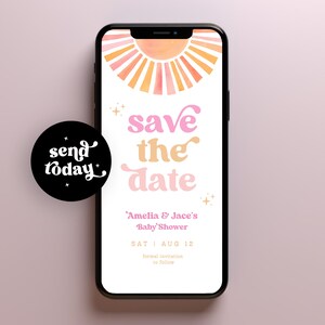 Peut inclure: L'&eacute;cran d'un t&eacute;l&eacute;phone mobile affichant une annonce de sauvegarde de la date pour une baby shower. L'annonce pr&eacute;sente un motif de soleil &eacute;clatant aquarelle rose et orange avec le texte "save the date" dans une police r&eacute;tro. Le texte "Amelia & Jace's Baby Shower" est sous le soleil &eacute;clatant, suivi de la date "SAT | AUG 12".