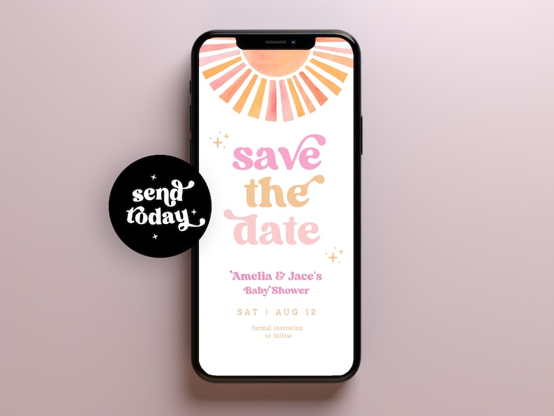 Peut inclure: L'&eacute;cran d'un t&eacute;l&eacute;phone mobile affichant une annonce de sauvegarde de la date pour une baby shower. L'annonce pr&eacute;sente un motif de soleil &eacute;clatant aquarelle rose et orange avec le texte "save the date" dans une police r&eacute;tro. Le texte "Amelia & Jace's Baby Shower" est sous le soleil &eacute;clatant, suivi de la date "SAT | AUG 12".