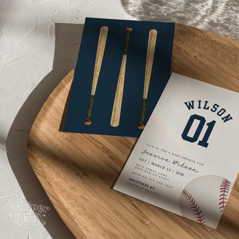 Peut inclure: Une invitation de f&ecirc;te pr&eacute;natale sur le th&egrave;me du baseball avec un sch&eacute;ma de couleurs bleu et blanc. L'invitation pr&eacute;sente un ballon de baseball, des batte de baseball et le texte "WILSON 01" dans une police de caract&egrave;res bleu marine. Le texte "JOIN US FOR A BABY SHOWER FOR Jessica Wilson" est &eacute;galement inclus, ainsi que la date, l'heure et les informations de RSVP.