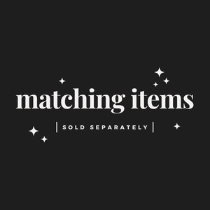 Op de afbeelding: Witte tekst op een zwarte achtergrond luidt "matching items" met de woorden "SOLD SEPARATELY" in kleinere tekst eronder. De tekst wordt omringd door kleine witte sterren.