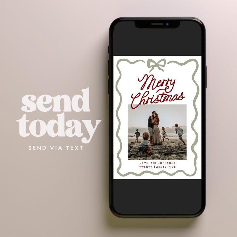 Pode incluir: Um smartphone exibe um cart&atilde;o de Natal com uma foto de fam&iacute;lia dentro de uma moldura decorativa. O cart&atilde;o diz "Merry Christmas" em script vermelho, com o texto "send today" e "send via text" &agrave; esquerda.