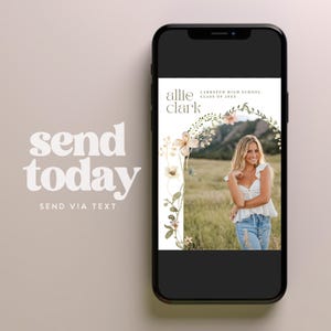 Pu&ograve; includere: Uno smartphone mostra una foto di laurea con il nome "Allie Clark" e "Larkspur High School Class of 20XX." L'immagine &egrave; incorniciata da elementi floreali. Il telefono &egrave; su uno sfondo neutro con le parole "send today" e "send via text."