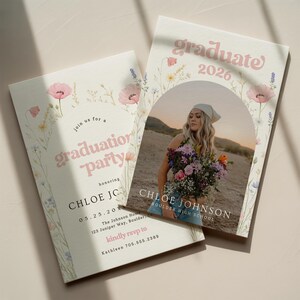 Puede incluir: Dos invitaciones a una fiesta de graduaci&oacute;n. Las invitaciones presentan una foto de una graduada sosteniendo flores, con el texto "graduate 2026" y "graduation party". Tambi&eacute;n se incluyen ilustraciones florales y detalles del evento.