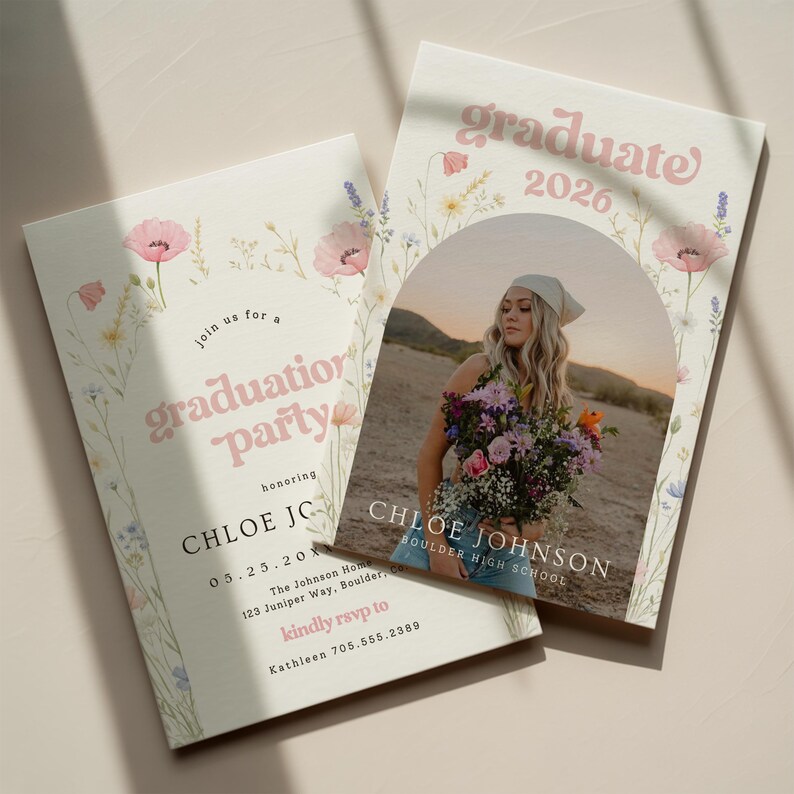 Puede incluir: Dos invitaciones a una fiesta de graduaci&oacute;n. Las invitaciones presentan una foto de una graduada sosteniendo flores, con el texto "graduate 2026" y "graduation party". Tambi&eacute;n se incluyen ilustraciones florales y detalles del evento.