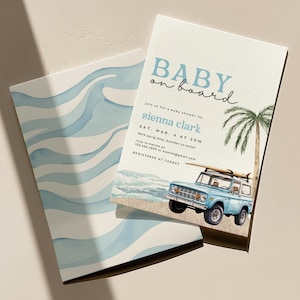 Puede incluir: Una invitaci&oacute;n de baby shower azul y blanca con un patr&oacute;n de onda de acuarela en la parte posterior. La parte delantera de la invitaci&oacute;n presenta un jeep azul con una tabla de surf en la parte superior, una palmera y el texto "BABY on board" y "sienna clark".
