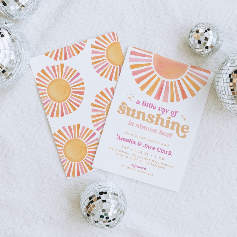 Peut inclure: Une invitation de f&ecirc;te pr&eacute;natale avec un motif de soleil &eacute;clatant rose et orange. Le texte indique "un petit rayon de soleil est presque l&agrave;" et comprend les noms "Amelia & Jace Clark".