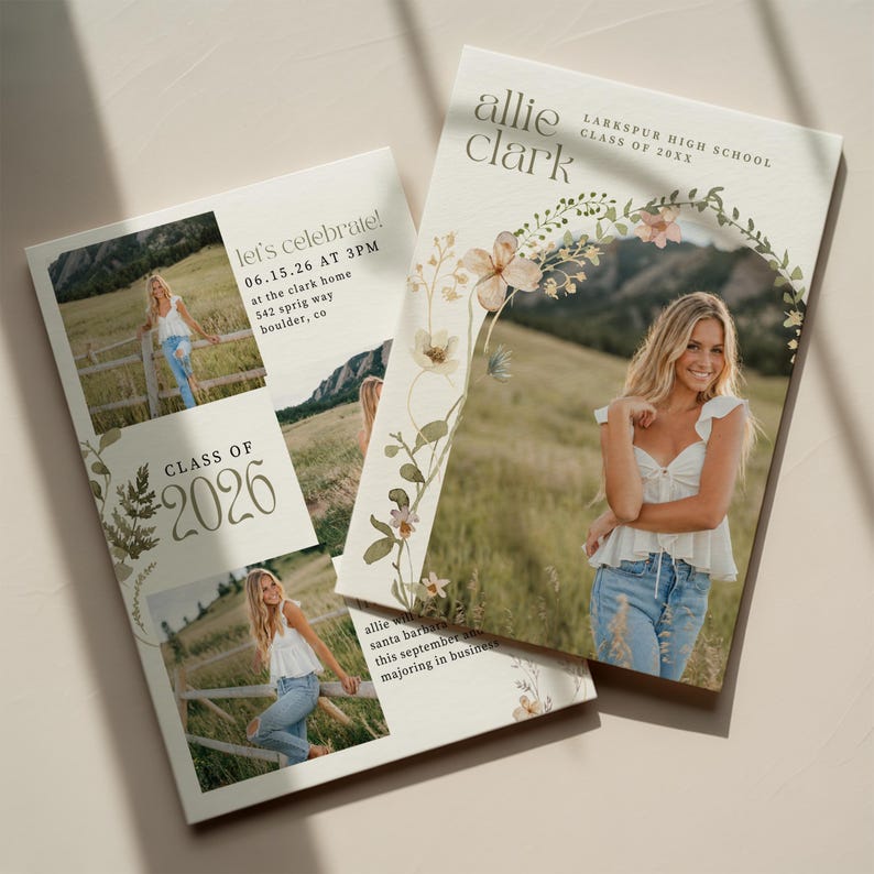 Pu&ograve; includere: Due biglietti di annuncio di laurea con foto di una giovane donna. Un biglietto recita "Let's Celebrate!" e "Class of 2026". L'altro biglietto dice "Allie Clark" e "Larkspur High School Class of 20XX". Accenti floreali ad acquerello adornano i biglietti.