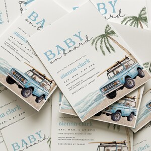 Puede incluir: Una invitaci&oacute;n de baby shower azul y blanca con una ilustraci&oacute;n de acuarela de un coche vintage azul con tablas de surf en el techo. El texto de la invitaci&oacute;n dice "Baby on board" y "&Uacute;nete a nosotros para una baby shower para Sienna Clark, S&aacute;b. 4 de marzo a las 2 PM, 9876 Spring Lane, Boulder CO 44321, RSVP a Karlee al 123.456.7809 o ksmith@gmail.com, Registrado en Target."