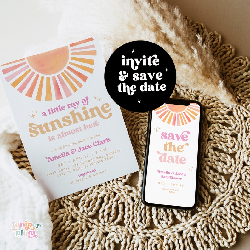 Peut inclure: Une invitation de f&ecirc;te pr&eacute;natale avec un design inspir&eacute; du coucher de soleil. L'invitation pr&eacute;sente un soleil aquarelle rose et orange avec des rayons et le texte "a little ray of sunshine is almost here". L'invitation comprend &eacute;galement les noms "Amelia & Jace Clark" ainsi que la date et l'heure de la f&ecirc;te.