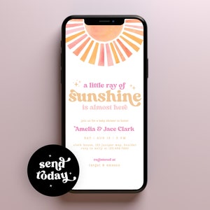 Peut inclure: L'&eacute;cran d'un smartphone affichant une invitation &agrave; une f&ecirc;te pr&eacute;natale avec un motif de soleil aquarelle. L'invitation indique "un petit rayon de soleil arrive bient&ocirc;t" et comprend les noms "Amelia & Jace Clark".