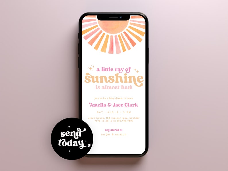 Peut inclure: L'&eacute;cran d'un smartphone affichant une invitation &agrave; une f&ecirc;te pr&eacute;natale avec un motif de soleil aquarelle. L'invitation indique "un petit rayon de soleil arrive bient&ocirc;t" et comprend les noms "Amelia & Jace Clark".