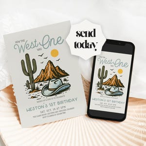 K&ouml;nnte beinhalten: Eine Geburtstagseinladung und ein Smartphone mit demselben Design. Das Design zeigt einen Kaktus, Berge, einen Cowboyhut und den Text "How the West One Was" und "Weston's 1st Birthday". Die Einladung ist auf hellem Hintergrund.