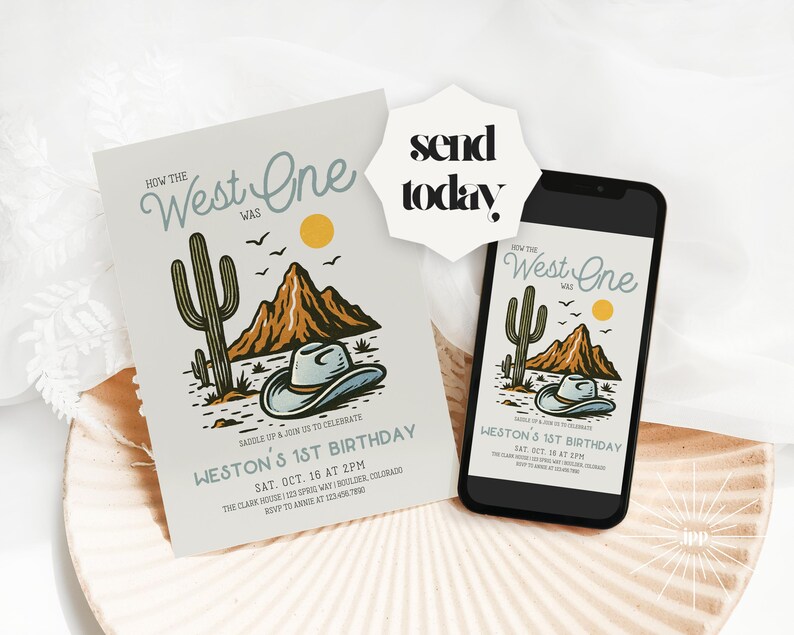 K&ouml;nnte beinhalten: Eine Geburtstagseinladung und ein Smartphone mit demselben Design. Das Design zeigt einen Kaktus, Berge, einen Cowboyhut und den Text "How the West One Was" und "Weston's 1st Birthday". Die Einladung ist auf hellem Hintergrund.
